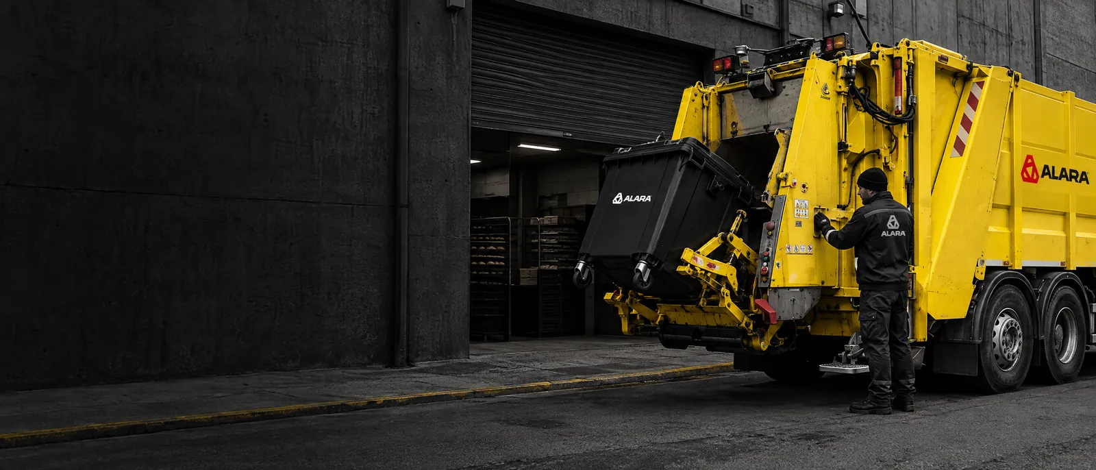 Камион на ALARA изсипва черен контейнер пред товарния вход на пекарна в София